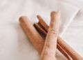 Colocar una ramita de canela debajo de la almohada: para qué sirve y por qué se recomienda hacerlo