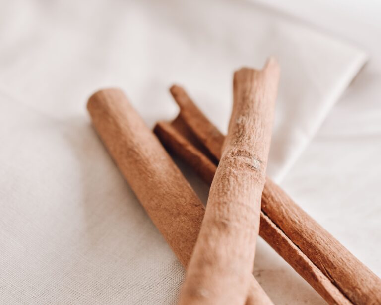 Colocar una ramita de canela debajo de la almohada: para qué sirve y por qué se recomienda hacerlo