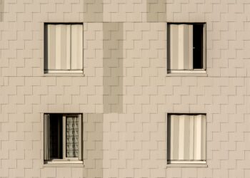 El truco francés de cubrir las ventanas con papel de aluminio para reducir el calor dentro de casa