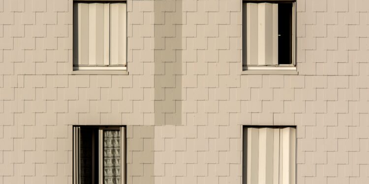 El truco francés de cubrir las ventanas con papel de aluminio para reducir el calor dentro de casa