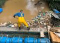 Este brasileño construyó por sí solo una barrera casera y ya ha retirado más de 40 toneladas de basura de un río