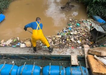 Este brasileño construyó por sí solo una barrera casera y ya ha retirado más de 40 toneladas de basura de un río
