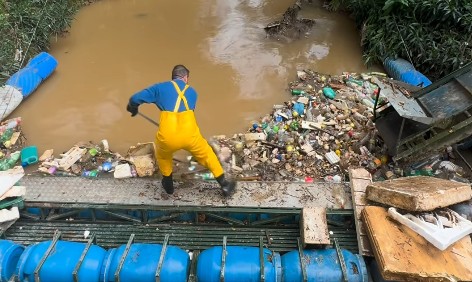 Este brasileño construyó por sí solo una barrera casera y ya ha retirado más de 40 toneladas de basura de un río