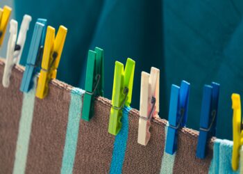 Adiós a las pinzas de plástico tradicionales: la nueva tendencia para tender la ropa en 2026 es más eficaz y estética