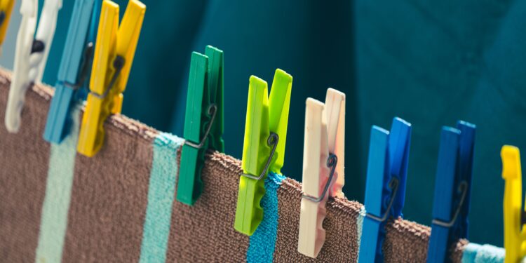 Adiós a las pinzas de plástico tradicionales: la nueva tendencia para tender la ropa en 2026 es más eficaz y estética