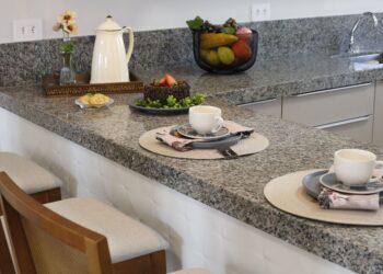 La encimera de cocina de granito pasó de moda: la nueva tendencia para 2026 es más resistente y además más económica