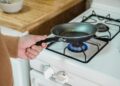 Si tienes una sartén vieja en casa, tienes un tesoro: descubre cómo reutilizarla para crear un elegante organizador