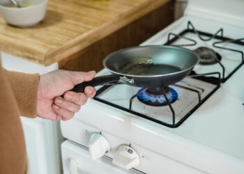Si tienes una sartén vieja en casa, tienes un tesoro: descubre cómo reutilizarla para crear un elegante organizador