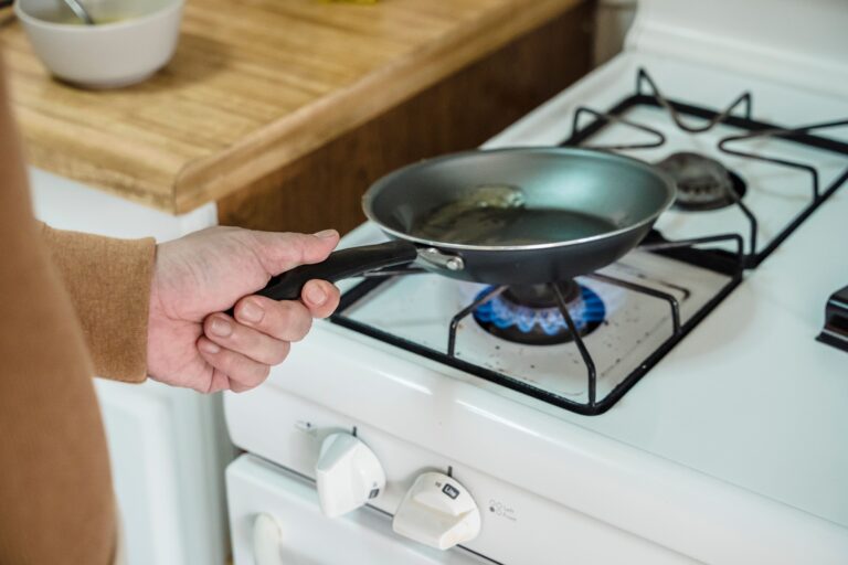 Si tienes una sartén vieja en casa, tienes un tesoro: descubre cómo reutilizarla para crear un elegante organizador