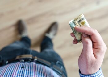 Colocar dinero debajo del felpudo de la entrada: para qué sirve y por qué cada vez más personas lo hacen