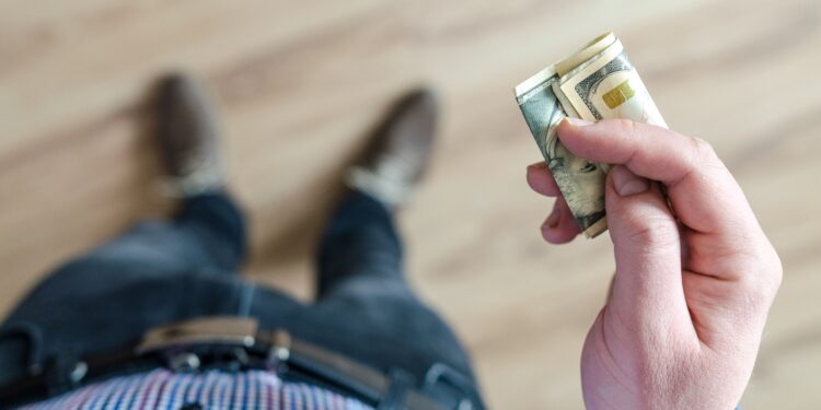 Colocar dinero debajo del felpudo de la entrada: para qué sirve y por qué cada vez más personas lo hacen