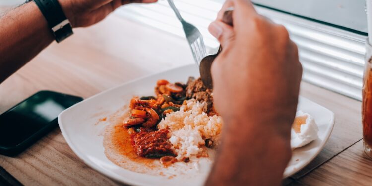 Tardé mucho tiempo en entender por qué no debía cenar después de las cuatro de la tarde
