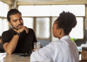 Lo que dice la psicología sobre las personas que siempre hablan mirando a los ojos de la otra persona