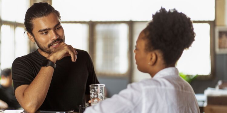 Lo que dice la psicología sobre las personas que siempre hablan mirando a los ojos de la otra persona