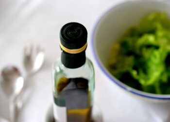 Ni de pie ni acostada: esta es la forma correcta de guardar una botella de aceite de oliva