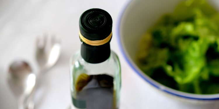 Ni de pie ni acostada: esta es la forma correcta de guardar una botella de aceite de oliva