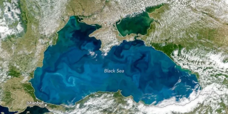 Una imagen tomada desde el espacio muestra una coloración azul turquesa en el mar Negro y sorprende a los científicos