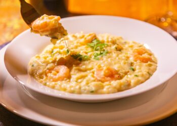 Los italianos coinciden: "Para que el risotto quede más cremoso, el secreto es añadir una cucharada de mantequilla durante la preparación"