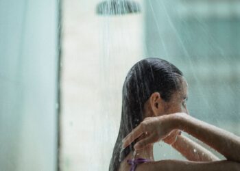 El error más común que probablemente cometes al ducharte y que perjudica el aspecto de tu cabello