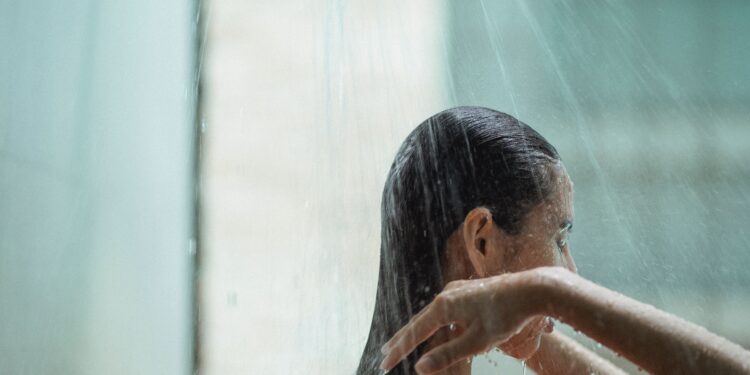 El error más común que probablemente cometes al ducharte y que perjudica el aspecto de tu cabello