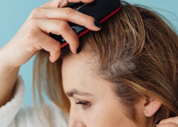 Adiós a las canas: la nueva tendencia para 2026 utiliza un poco de café y está conquistando los salones de belleza