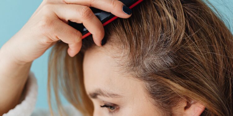 Adiós a las canas: la nueva tendencia para 2026 utiliza un poco de café y está conquistando los salones de belleza
