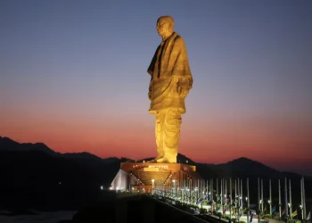 Mientras la mayor escultura femenina mide 85 metros y sostiene una espada, la estatua más alta del mundo alcanza los 182 metros de altura
