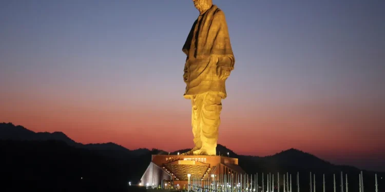 Mientras la mayor escultura femenina mide 85 metros y sostiene una espada, la estatua más alta del mundo alcanza los 182 metros de altura