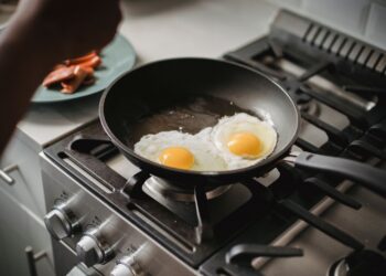 Al freír huevos, pon esto en lugar del aceite y convierte una receta sencilla en un plato digno de un hotel