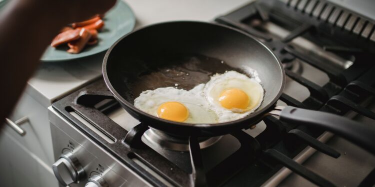 Al freír huevos, pon esto en lugar del aceite y convierte una receta sencilla en un plato digno de un hotel