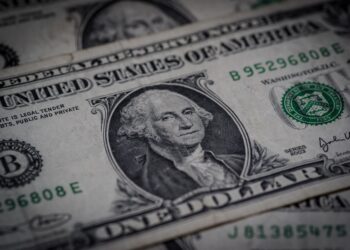 Mientras el salario mínimo en Francia es de 21.876 dólares al año, un empleado típico de Tesla recibe 57.243 dólares
