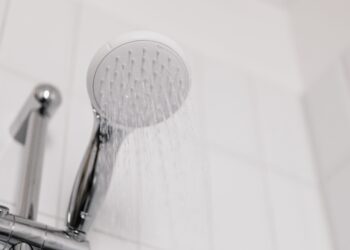 Una ducha eléctrica encendida durante 8 minutos consume lo mismo que 75 bombillas encendidas durante 1 hora, y reducir el baño a 5 minutos ya permite ahorrar lo suficiente para otra factura esencial