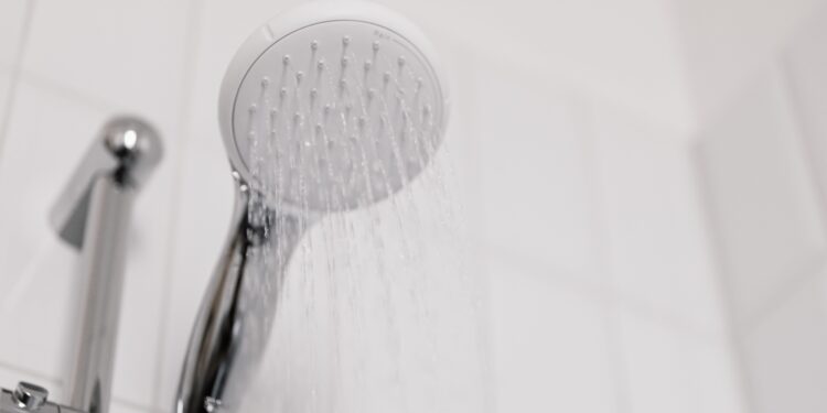 Una ducha eléctrica encendida durante 8 minutos consume lo mismo que 75 bombillas encendidas durante 1 hora, y reducir el baño a 5 minutos ya permite ahorrar lo suficiente para otra factura esencial