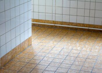 Adiós al suelo de cerámica como lo conocemos: la nueva tendencia en 2026 para las cocinas se ha convertido en furor en los hogares brasileños
