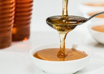 Mezclar miel y azúcar en las manos: para qué sirve y por qué recomiendan hacer esta receta