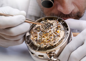 El reloj más complicado de leer del mundo tiene 31 manecillas y pesa casi 1 kilo