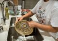 Lo que dice la psicología sobre las personas que lavan los platos mientras cocinan