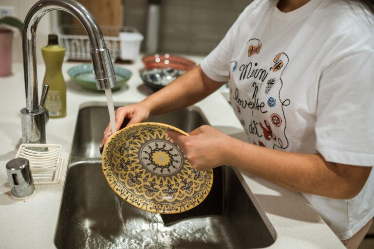 Lo que dice la psicología sobre las personas que lavan los platos mientras cocinan