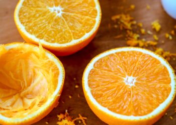Poner cáscaras de naranja cerca de la ventana: para qué sirve y por qué se recomienda