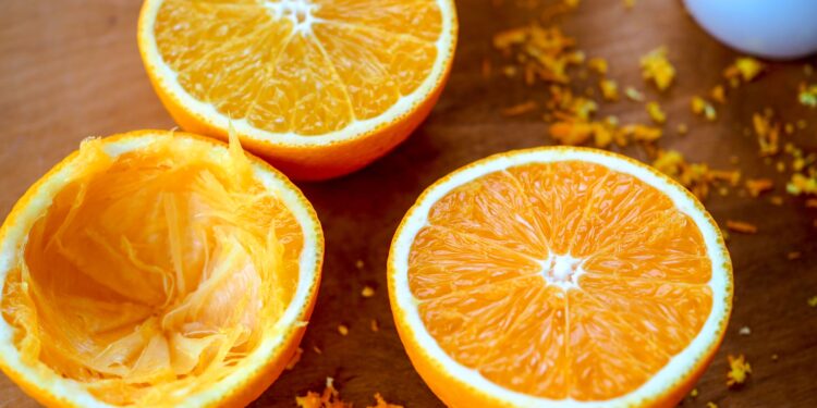 Poner cáscaras de naranja cerca de la ventana: para qué sirve y por qué se recomienda