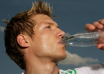 Beber mucha agua puede ayudar a adelgazar, pero un nuevo estudio revela precisamente lo contrario