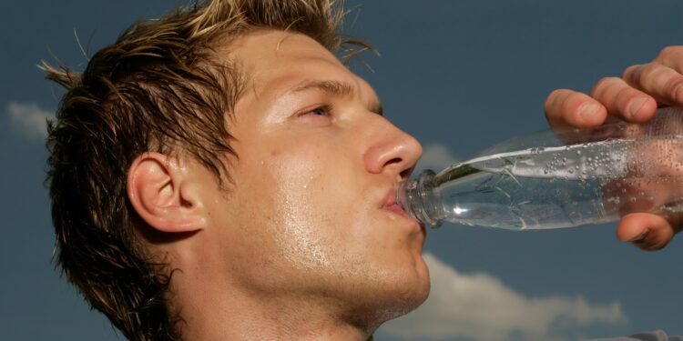 Beber mucha agua puede ayudar a adelgazar, pero un nuevo estudio revela precisamente lo contrario