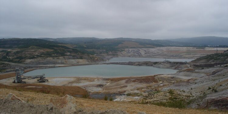 En 2008, España comenzó a llenar de agua una mina de 300 metros de profundidad; 4 años después, es uno de los lagos más grandes del país