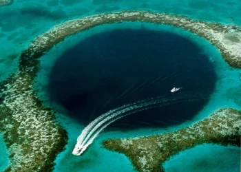 Este agujero azul tiene 301 metros y parece un paraíso, pero allí el oxígeno prácticamente desaparece