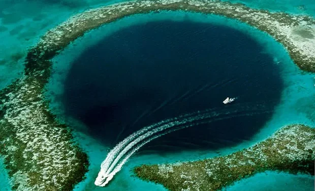 Este agujero azul tiene 301 metros y parece un paraíso, pero allí el oxígeno prácticamente desaparece