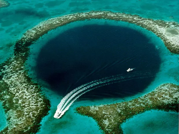Este agujero azul tiene 301 metros y parece un paraíso, pero allí el oxígeno prácticamente desaparece