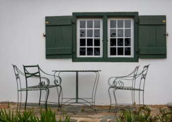 Adiós a las mesas de hierro en las terrazas: la nueva tendencia italiana está transformando espacios sencillos en ambientes dignos de revista
