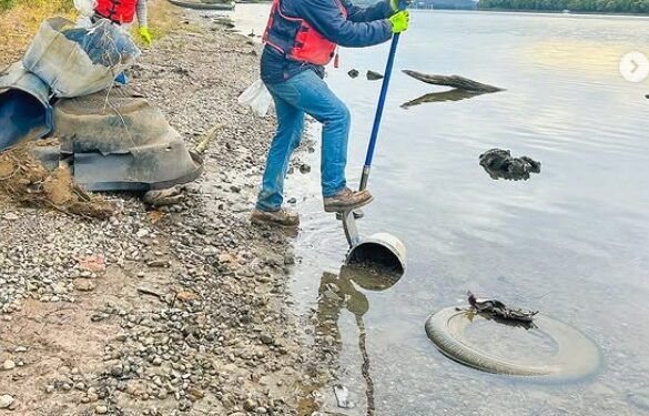 Comenzaron un proceso de limpieza en un río y retiraron 52 autos del fondo del lago