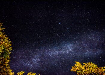 El telescopio de la NASA apunta al espacio profundo y podría haber encontrado las primeras "ciudades" del universo