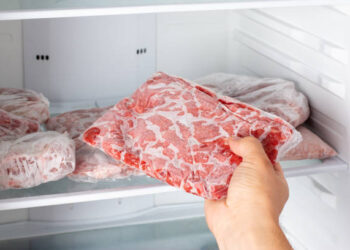 Ni fuera del frigorífico ni en el microondas: el truco casero para descongelar la carne en solo 30 minutos